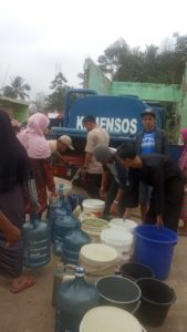 Pemuda Pemudi Babakan Muncang Bagikan Air Bersih Ke Warga
