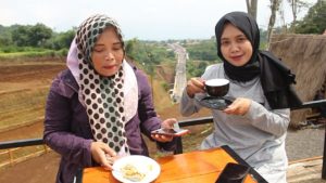 Viral, Kedai Kopi diatas Tebing Cisinga, Suguhkan Panorama Tasikmalaya yang Istimewa