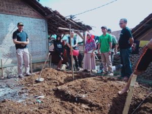 Camat Ciawi Tinjau Pembangunan Rumah Tidak Layak Huni
