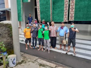 Demi Melawan Virus Corona, Karang Taruna Al-Mujaddid Lakukan Penyemprotan Disinfektan