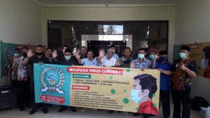 Kompak!!! Anggota DPRD Kota Tasikmalaya Bagikan Ratusan Masker dan Spanduk dari Hasil Patungan