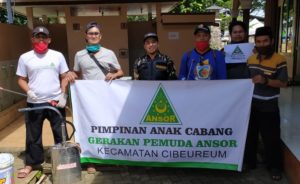 Lawan Penyebaran Corona, PAC GP Ansor Cibeureum Sterilkan Mesjid dan Ponpes