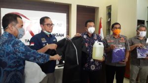 OJK Bersama Forkom IJK Serahkan 25 APD kepada Pemkot Tasikmalaya