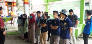 Pemdes Sukarapih dan Karang Taruna Bina Bangsa Lakukan Penyemprotan Disinfektan ke Rumah Warga