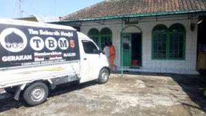 Tim Beberesih Masjid (TBM) Safari Lakukan Penyemprotan Disinfektan ke Mushola Mekarwangi