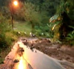 Tebing di Tanjakan Ciloseh Longsor