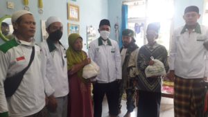 Penghujung Bulan Ramadhan, DPC FPI Cisayong Bagikan Sembako Pada Kaum Dhua’fa