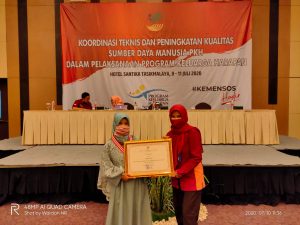 Sukses Usaha dan Mundur dari PKH, Kemensos Berikan Penghargaan kepada Siti Maryam