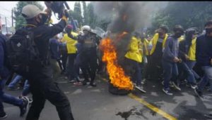 Tolak Omnibuslaw, Aliansi BEM Tasikmalaya Gedor DPRD Berujung Ricuh