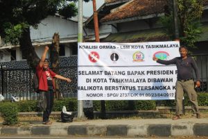 Koalisi Ormas LSM Kota Tasik Pampangkan Spanduk untuk Sambut Presiden RI