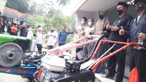 Hj.Siti Mufattahah Berikan Bantuan Alat Pertanian kepada Kelompok Tani Pasirbatang