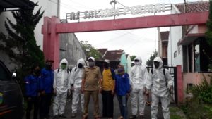 Pemdes Sukaraharja, Karang Taruna & RT Siaga Gelar Penyemprotan Disinfektan ke Pemukiman Warga