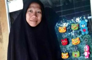 Seorang Ibu Penyandang Disabilitas di Tasikmalaya Membuat Kerajinan dengan Kedua Kaki