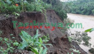 Akibat Tingginya Curah Hujan,  Wilayah Jatiwaras Longsor