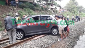 Warga Mekarwangi Heboh Mobil Terjun ke Rel Kereta Api