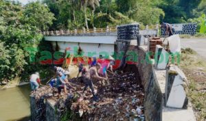 Cegah Terjadinya Banjir, Warga Kampung Pasiripis Kerja Bakti Benahi TPS
