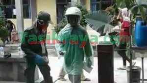 Viral Warga Cisayong ke TPS Menggunakan APD Unik