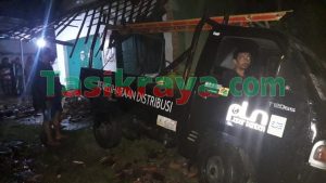 Tengah Malam, Mobil PLN Tabrak Rumah Warga