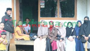 Pemuda Rumah Aktivis Institute Rutin Bagikan Sembako ke Warga