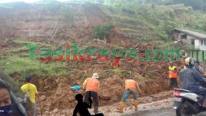 Jalan Penghubung Tasikmalaya-Garut Longsor Setinggi 8 Meter