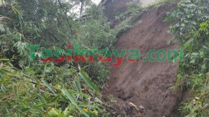 Longsor di Kota Tasikmalaya Akibatkan Sungai Tertimbun Material Longsor