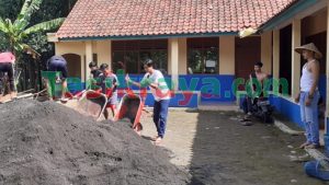 Kaum Milenial di Banjarsari Gotong Royong Bangun Pesantren