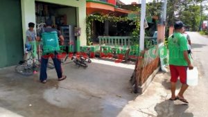 Patut Dicontoh, Pemuda Kampung Citimbun Inisiatif Lakukan Penyemprotan Disinfektan