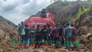 Aksi Longmarch Warga Gunung Nangka Tolak Pembukaan Jalan untuk Galian C