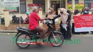 Berbagi Berkah di Bulan Ramadhan, Ewarong Karanganyar Berbagi Takjil dan Masker