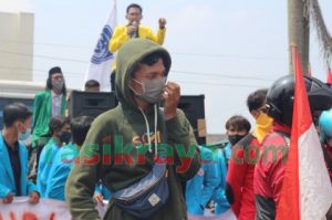 Buruh Ditemani Mahasiswa Demo Pemkot Tasikmlaya