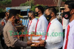Kapolres Beri Penghargaan Kepada Personel Polres dan Polsek yang Berprestasi