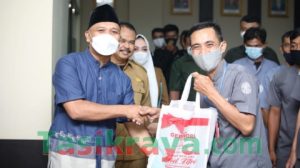 Peduli Kepada Sesama, Asep Sopari Gelar Pembagian Sembako untuk Pegawai Outsorcing di Lingkungan DPRD