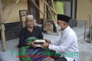 Dapat Sembako di Bulan Suci, Warga dan Jompo Berterimakasih Kepada KAHMI Kabupaten Tasikmalaya