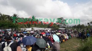 Ribuan Buruh PT Teodore Demo Menolak THR Dicicil