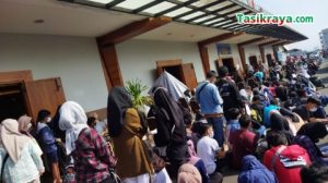 Ratusan Remaja Antri Vaksinasi Massal di Graha Asia