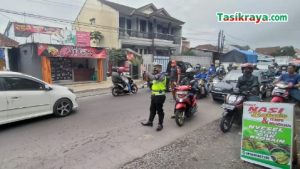 Pelebaran Jalan Timbulkan Kepadatan, Satlantas Polres Tasikmalaya Lakukan Pengaturan Jalur