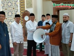 Asep Sopari Serahkan Bantuan untuk Masjid Baiturrahman