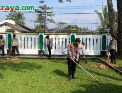 Peringati Hari Kemerdekaan, Polres Tasikmalaya Bersihkan Taman Makam Pahlawan