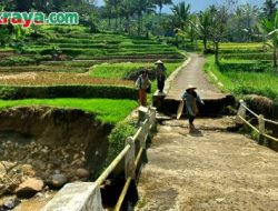 Jembatan di Sukahening Ambles, Akses Dua Desa Terhambat