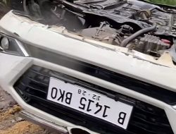 Jalan Licin, Mobil Grand Livina Terguling Dua Kali di Gentong