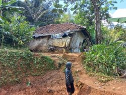 Miris! Rumah Reyot Tatang di Garut Nyaris Ambruk, Masuk Rumah Lewat Jendela