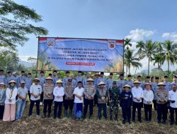 Dukung Swasembada Pangan, Polres Tasikmalaya Kota Tanam Jagung Bersama Santri