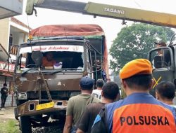 Truk Fuso Oleng Tabrak Genta Perlintasan Kereta Api