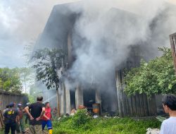 Kebakaran Hebat Menimpa Gudang Barbek Eor, Api Sulit di Padamkan