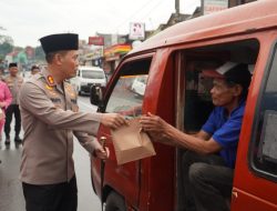 Polres Tasikmalaya Kolaborasi Dengan Ojol Bagikan Ratusan Takjil