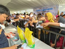 Ratusan Warga Singaparna Antusias Serbu Pangan Murah Polres Tasikmalaya