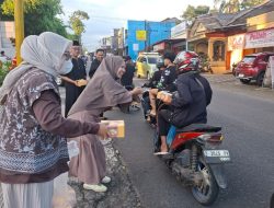 Hipkabi RSUD KHZ Musthafa Aksi Bagi-bagi Takjil ke Pengendara