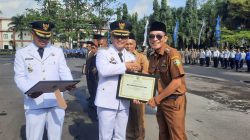 Di Hari Otonom Daerah ke-30, Bupati Tasikmalaya Berikan Penghargaan ke Camat Cisayong