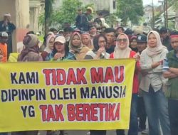 Diduga Mencuri Uang Staf Desa, Ribuan Warga Tuntut Kades Linggawangi Mundur