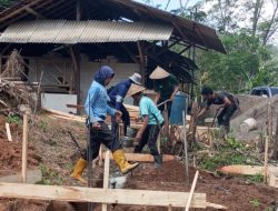 Warga Karangjaya Cineam Gotong-Royong Bangun Sekretariat Serikat Petani Pasundan